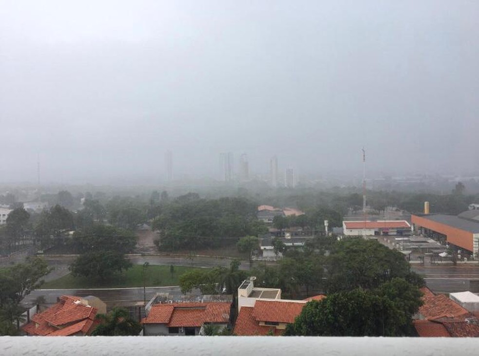 Palmas tem alerta para chuvas fortes acompanhadas de vento — Foto: Jesana de Jesus/G1