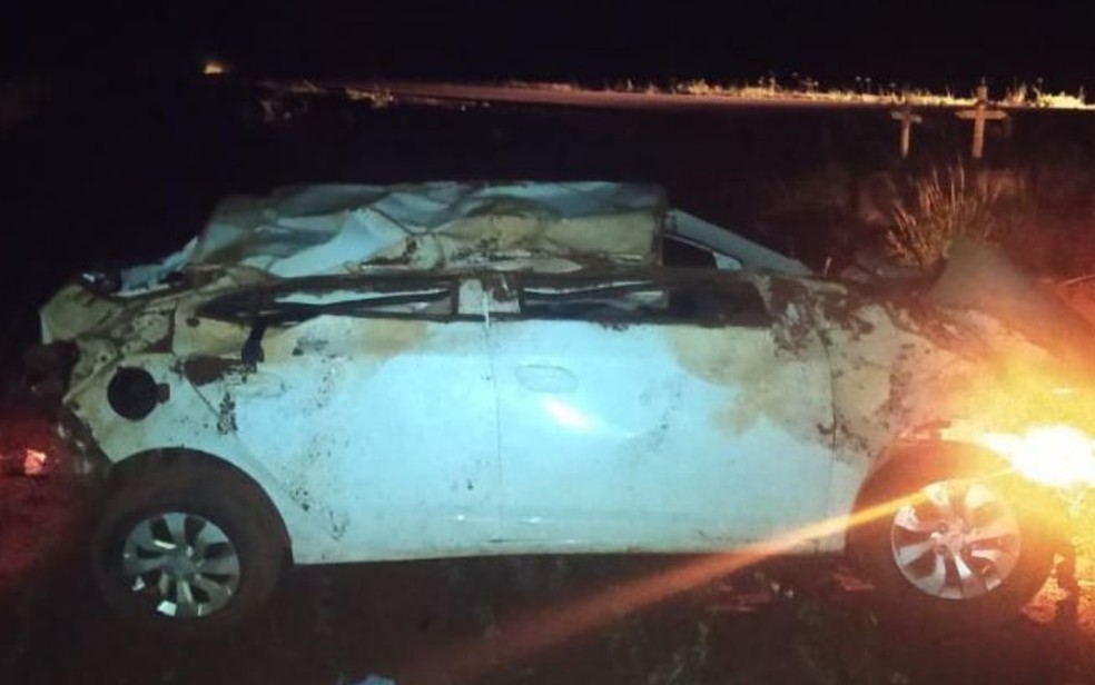 Jovem morreu após perder controle e capotar carro; dois filhos ficaram feridos, entre  Vicentinópolis e Joviânia — Foto: PRE/Divulgação