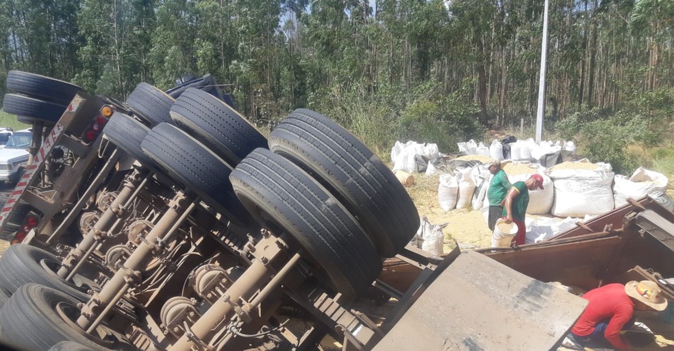 Carreta tombou em trecho da BR-242 próximo à cidade de Cristópolis — Foto: Divulgação/PRF