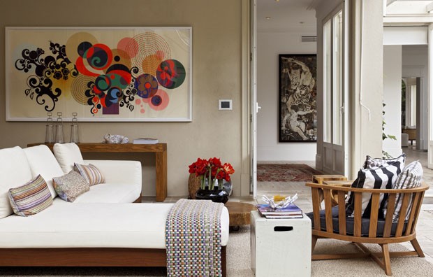 Arte e design entre vãos envidraçados compõem décor em casa de 796 m² (Foto: Divulgação)