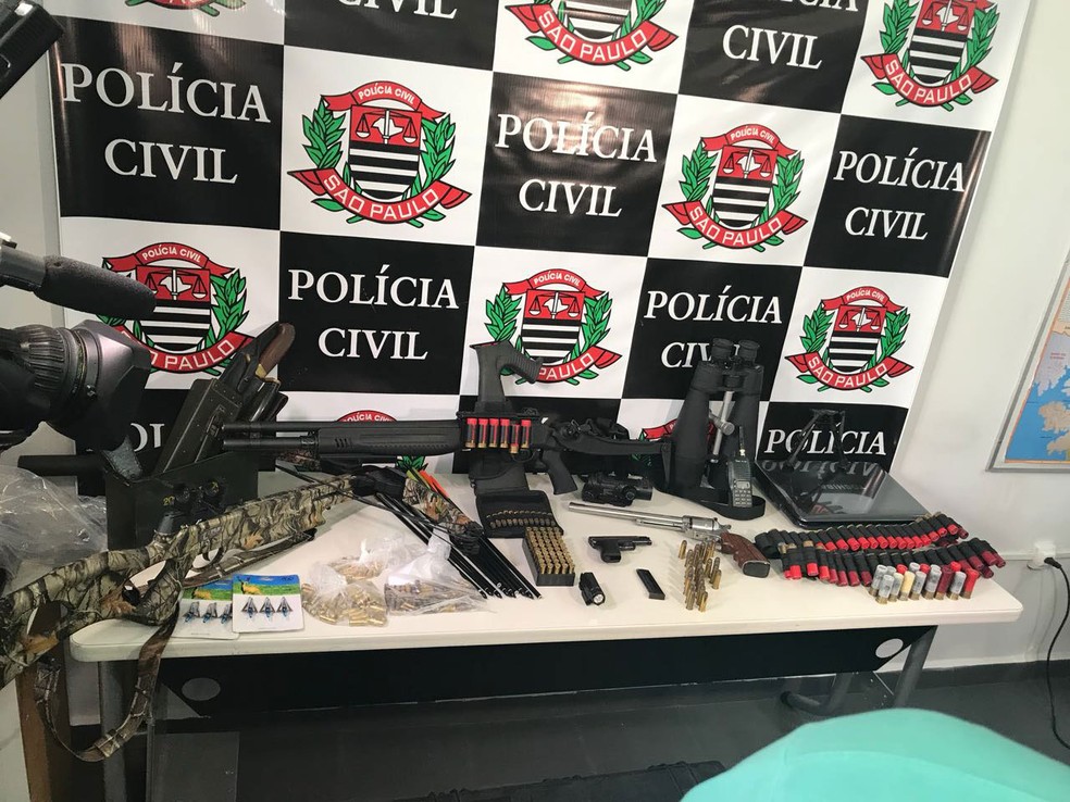 Armas e demais objetos apreendidos pela polícia durante Operação Salazar (Foto: Glauco Araújo/G1)
