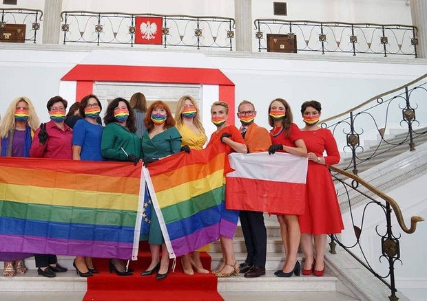 Com vestidos, deputadas formam arco-íris na posse do presidente de Polônia como forma de protesto (Foto: Reprodução / Instagram)