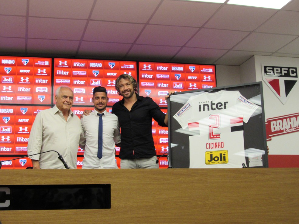 Cicinho é homenageado pelo São Paulo e encerra carreira (Foto: Leandro Canônico)