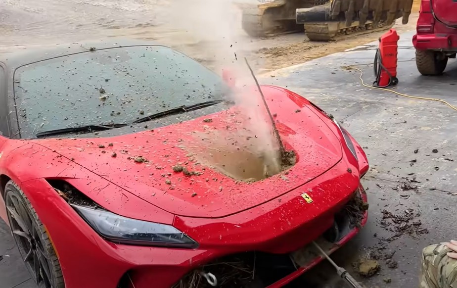 Ferrari F8 Tributo destruída