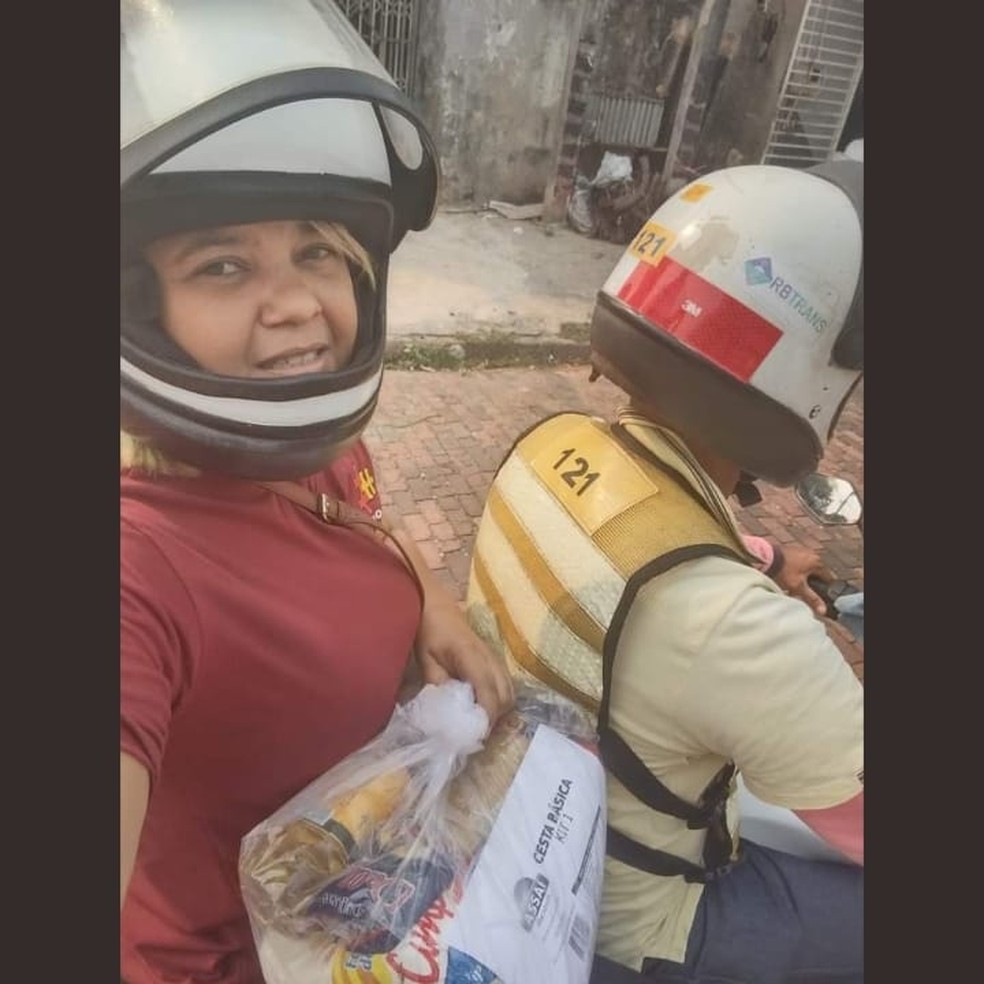 De mototáxi, voluntária faz as entregas que arrecada na internet  — Foto: Arquivo pessoal 