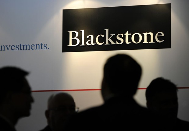 Logo do Blackstone, maior gestão de ativos alternativos, é visto ao fundo em evento da empresa nos Estados Unidos (Foto: Munshi Ahmed/Bloomberg via Getty Images)