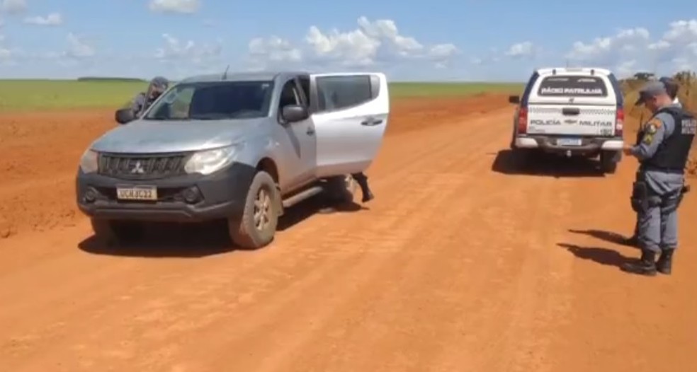 Dois carretas lotadas de soja e uma terceira pela metade do produto foram levadas — Foto: Reprodução