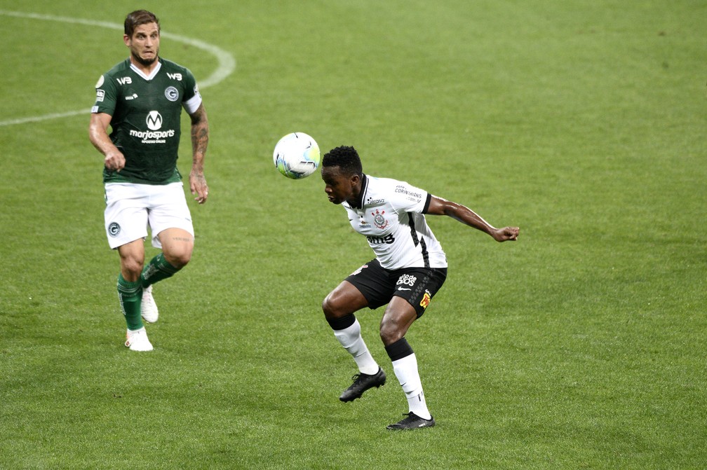 Assistências, desarmes e passes: Cazares brilha em virada e se firma no Corinthians de Mancini