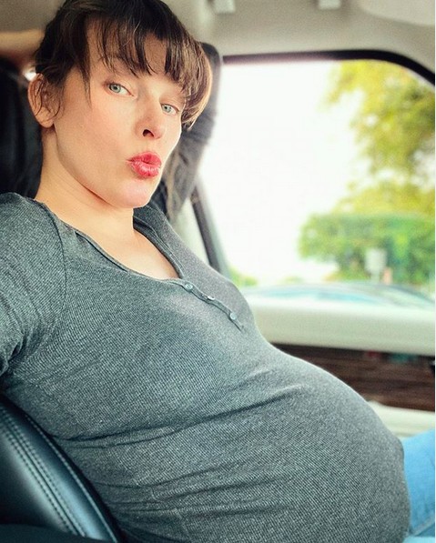 A atriz Milla Jovovich, grávida de seu terceiro filho (Foto: Instagram)