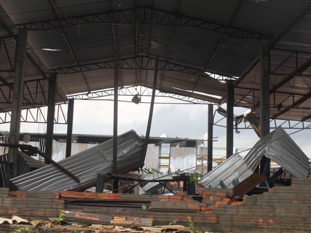 Cobertura de barracão foi arrancada pelo tornado (Foto: Divulgação/Prefeitura de Marechal Cândido Rondon)
