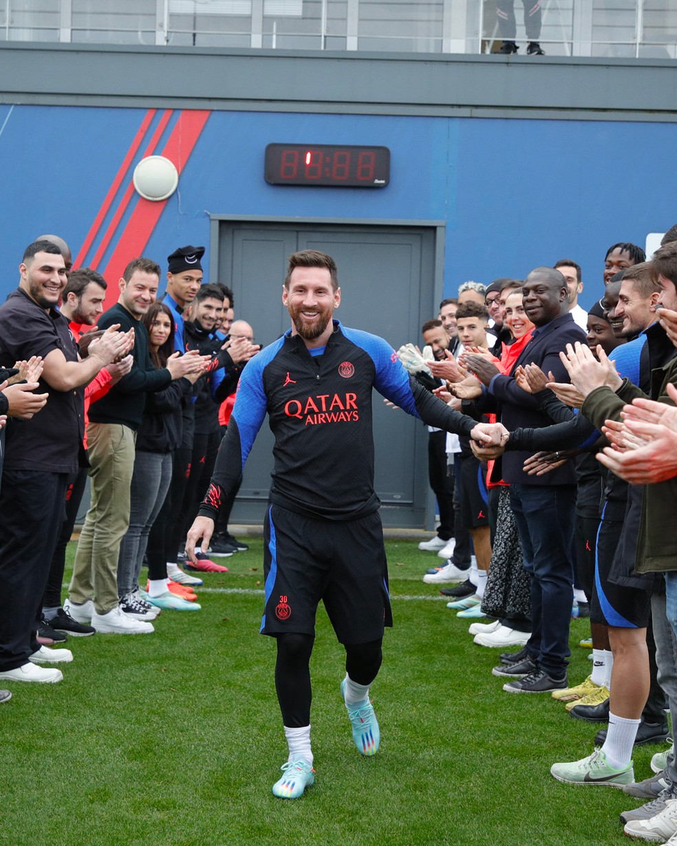 Messi é aplaudido em retorno aos treinos no PSG — Foto: Divulgação/PSG