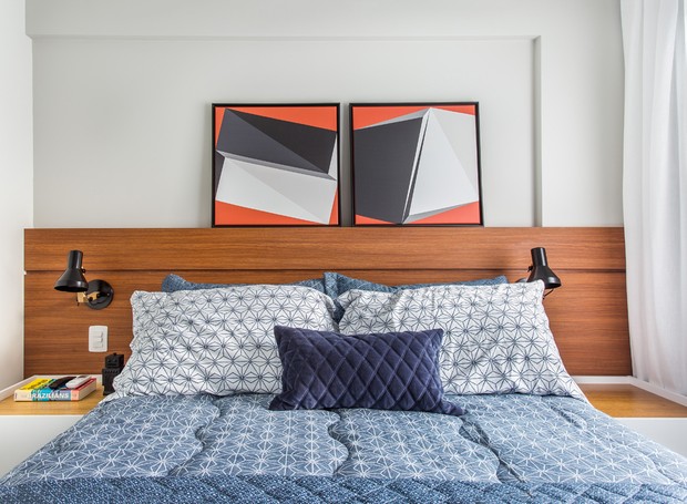 Nos quartos, os painéis de marcenaria são ótimas opções para cabeceiras de camas box/baús, além de permitirem o uso de iluminação embutida (Foto: Luiza Schreier / Divulgação)