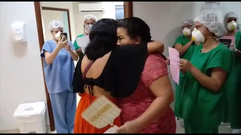 Flávia recebe abraço após receber alta da Covid-19 no Hospital Universitário, em São Luís — Foto: Divulgação/HUUFMA