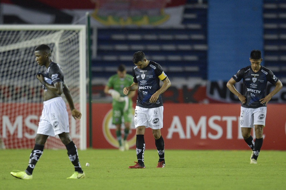 Jogadores do Independiente del Valle na derrota para o Junior Barranquilla — Foto: AFP