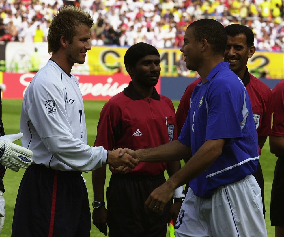 Beckham cumprimenta Ronaldo Fenômeno na Copa do Mundo 2002 (Foto: Getty Images)