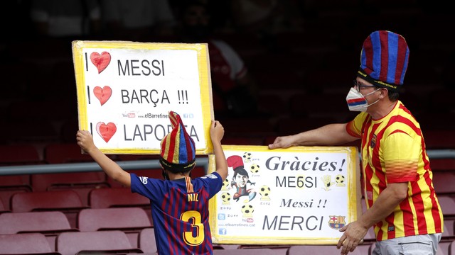 Torcedores do Barcelona levam faixas de agradecimento a Lionel Messi no primeiro jogo oficial sem o ídolo
