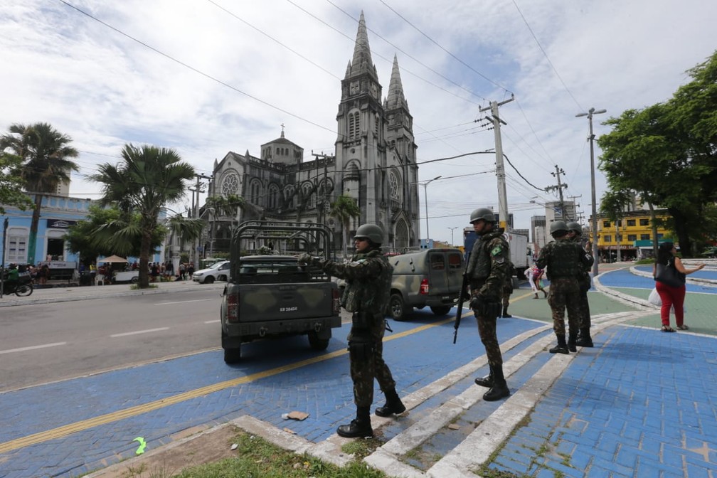 Homens do Exército fazem patrulhamento em Fortaleza durante paralisação de PMs — Foto: José Leomar/SVM