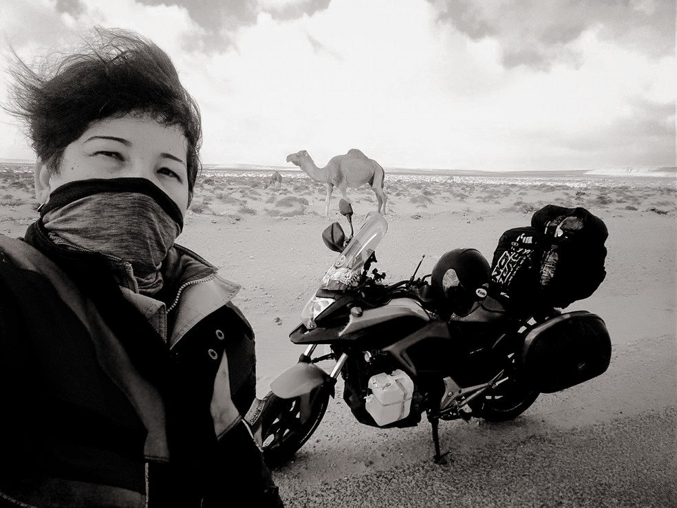 A natalense atravessou 2.800 quilômetros do Deserto do Saara de moto (Foto: Divulgação/Facebook)