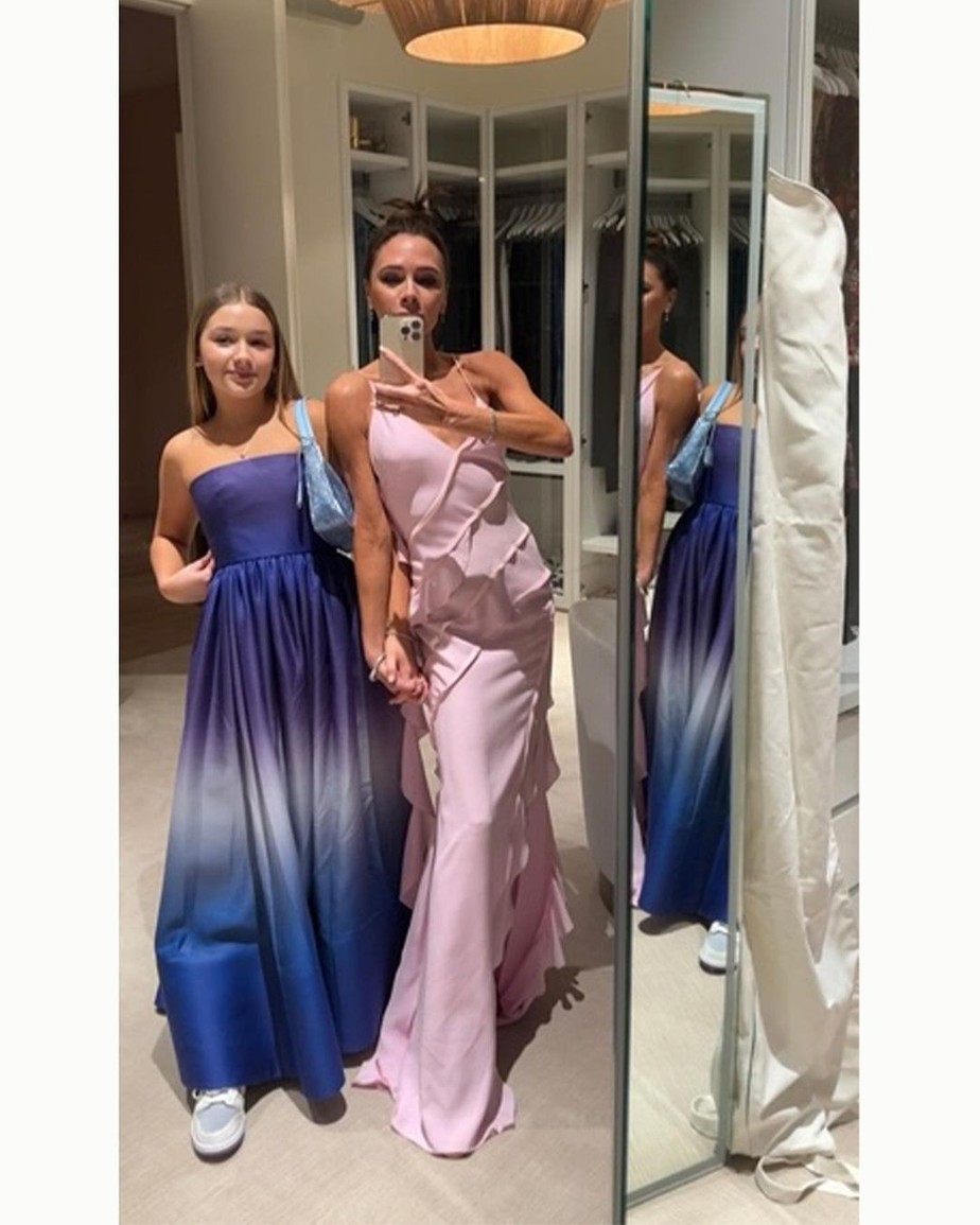 Victoria Beckham presenteia filha com vestido da sua nova coleção