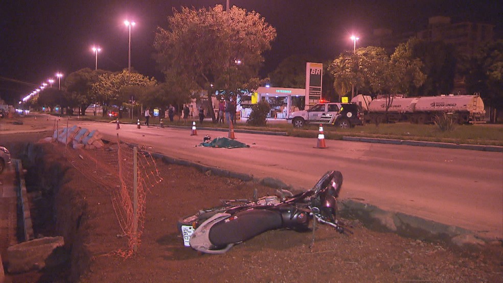 Moto que atropelou pedestre em faixa (Foto: TV Globo/Reprodução)