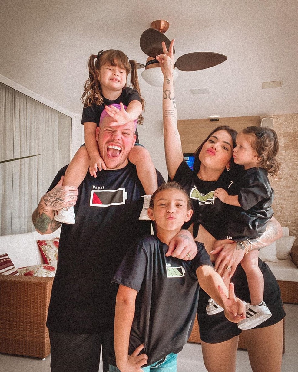Ferrugem em casa com a mulher e as três filhas — Foto: Reprodução/Instagram