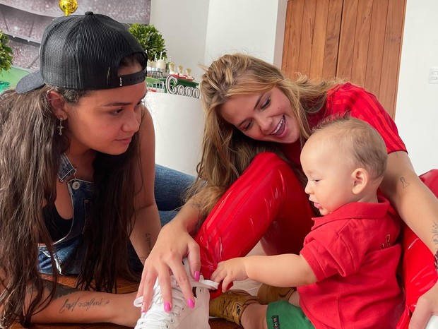 Luiza e Marcela Mc Gowan curtem Cris, filho de Bianca Andrade e Fred (Foto: Reprodução/Instagram)