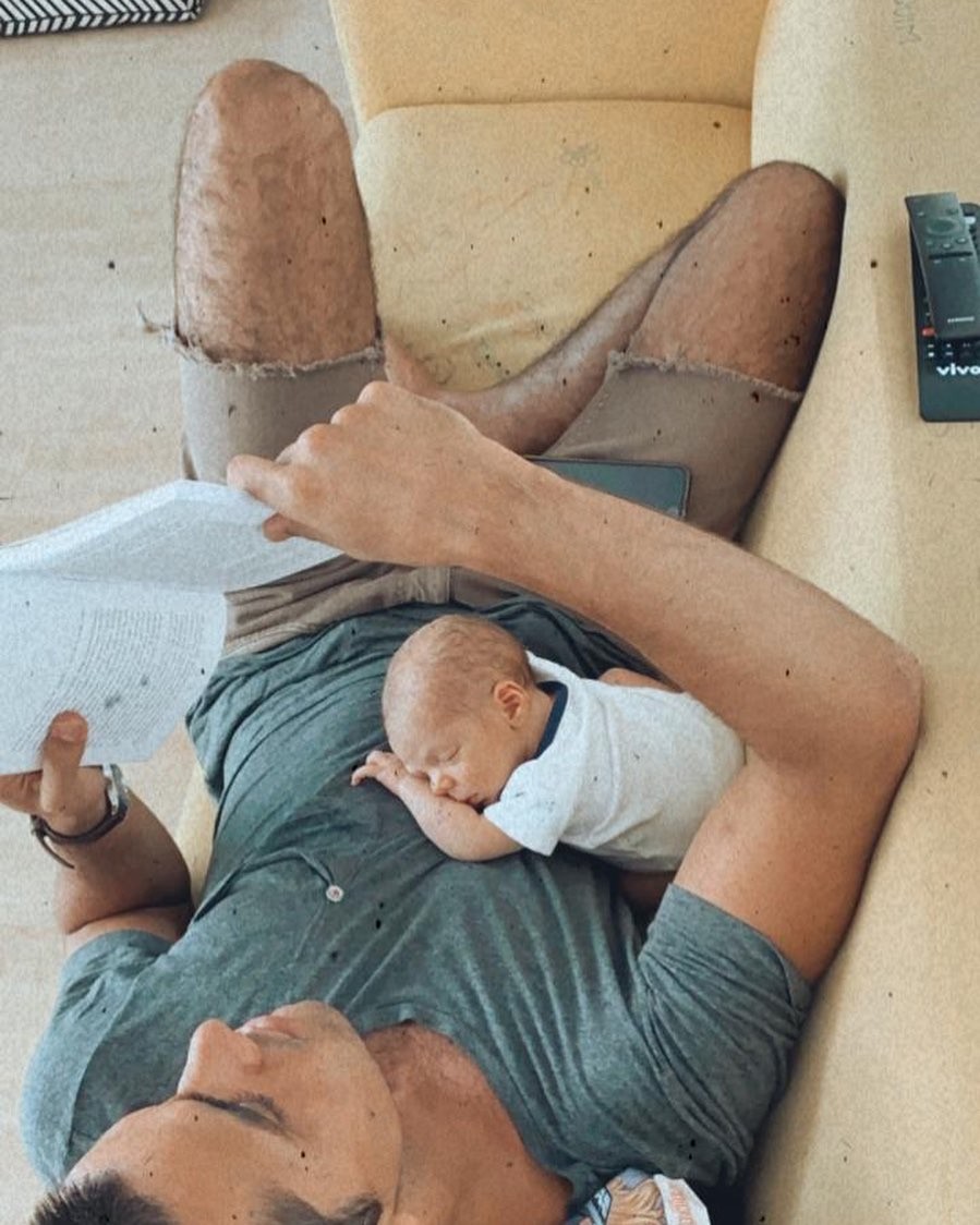 Felipe Simas com o filho recém-nascido (Foto: Instagram/ Reprodução)