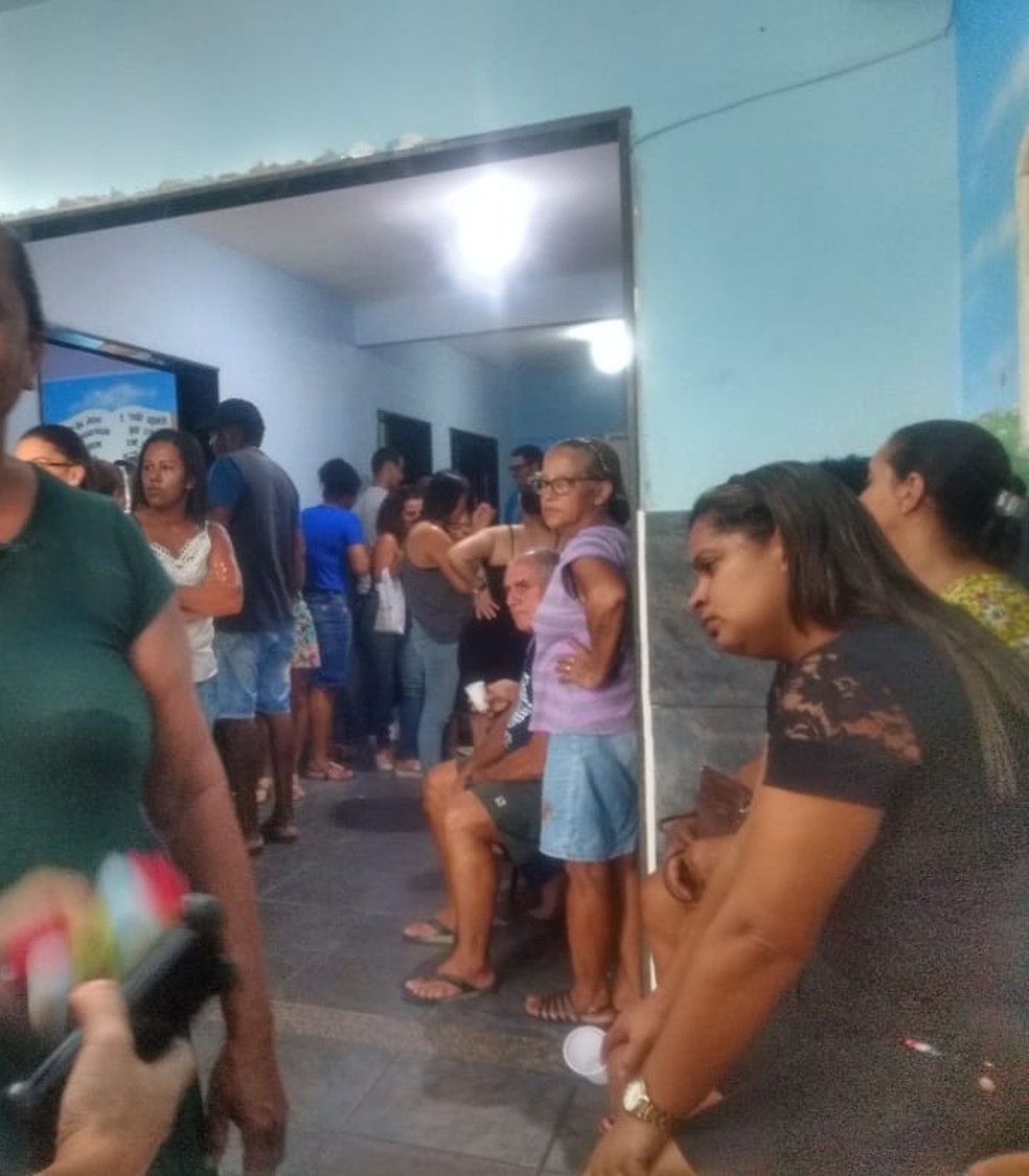 Amigos e parentes se despedem de menino de 7 anos que morreu nesta quarta-feira (19) após dar entrada em hospital da Saquarema, no RJ — Foto: Juli Gomes Machado/Arquivo pessoal