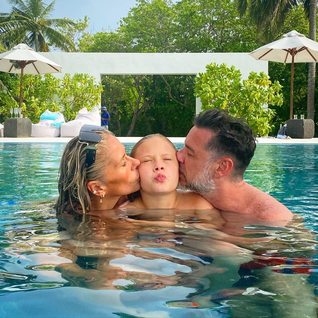 Adriane Galisteu e Alexandre Iódice dão beijo duplo no filho, Vittorio (Foto: Reprodução/Instagram)