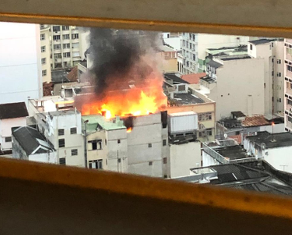 Chamas altas e fumaça preta no prédio no Centro — Foto: Diana Tardin/Arquivo pessoal