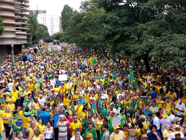 BELO HORIZONTE - Segundo a PM, às 11h20, 30 mil pessoas estavam na Praça da Liberade (Foto: Pedro Ângelo/ G1)