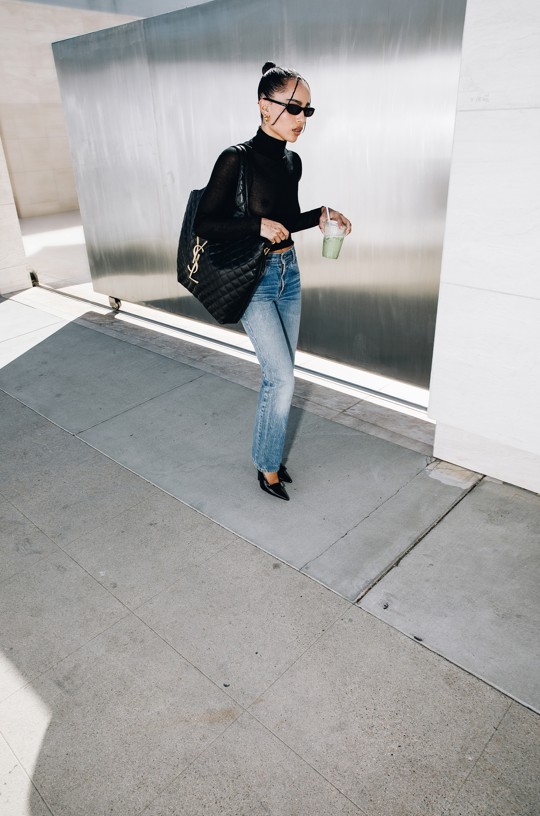 A atriz anda pelas ruas de Los Angeles com a bolsa Icare (Foto: Divulgação Saint Laurent)