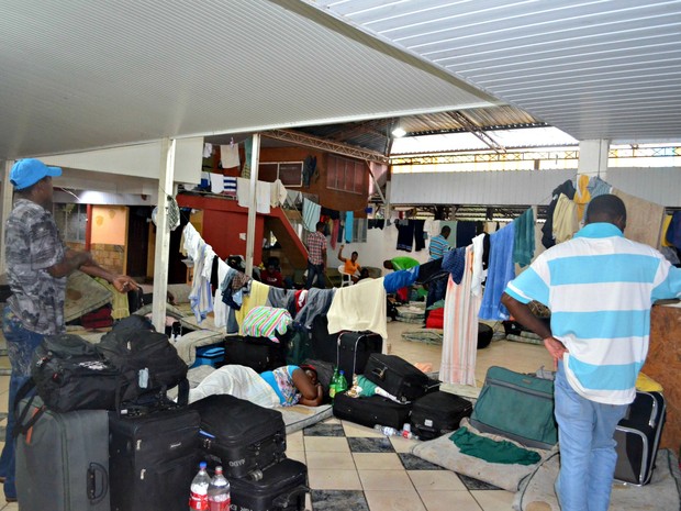 Mais de mil imigrantes estão hospedados em abrigo, que só tem capacidade para 150 pessoas. (Foto: Veriana Ribeiro/G1)