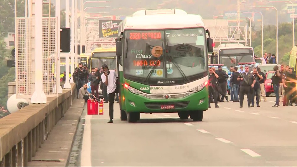 Sequestrador chega a sair e colocar parte do corpo para fora do ônibus na Ponte Rio-Niterói — Foto: Reprodução/ TV Globo
