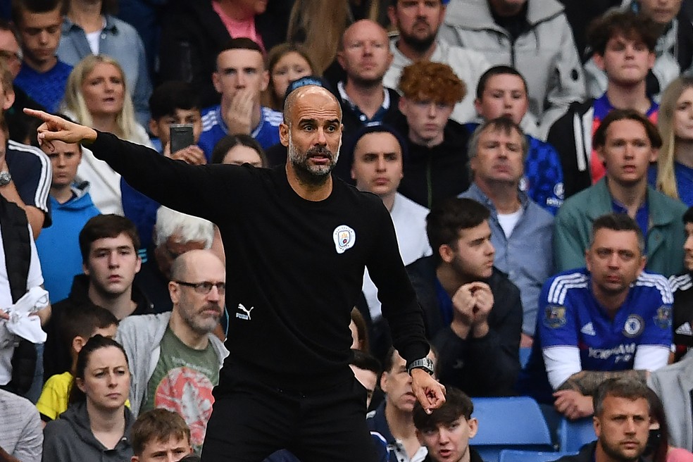 Pep Guardiola comanda o Manchester City em jogo contra o Chelsea — Foto: AFP