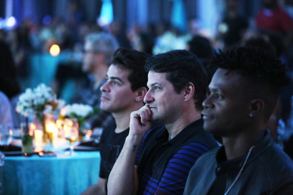 Thiago Martins, Marcelo Serrado e David Junior assistem ao capítulo (Foto: Bella Pinheiro/Gshow)
