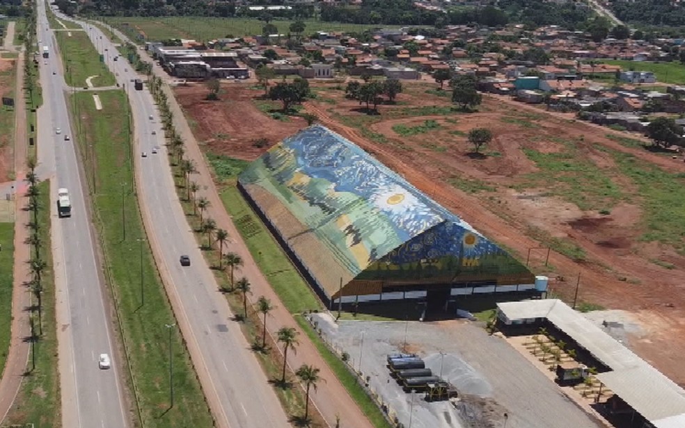 Imagens de drone mostram a arte feita por Ivanor Flor&ecirc;ncio &mdash; Foto: Reprodu&ccedil;&atilde;o/TV Anhanguera 
