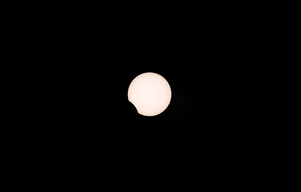 Fase inicial do eclipse solar é observada em Coquimbo, no Chile. — Foto: Rodrigo Garrido/Reuters