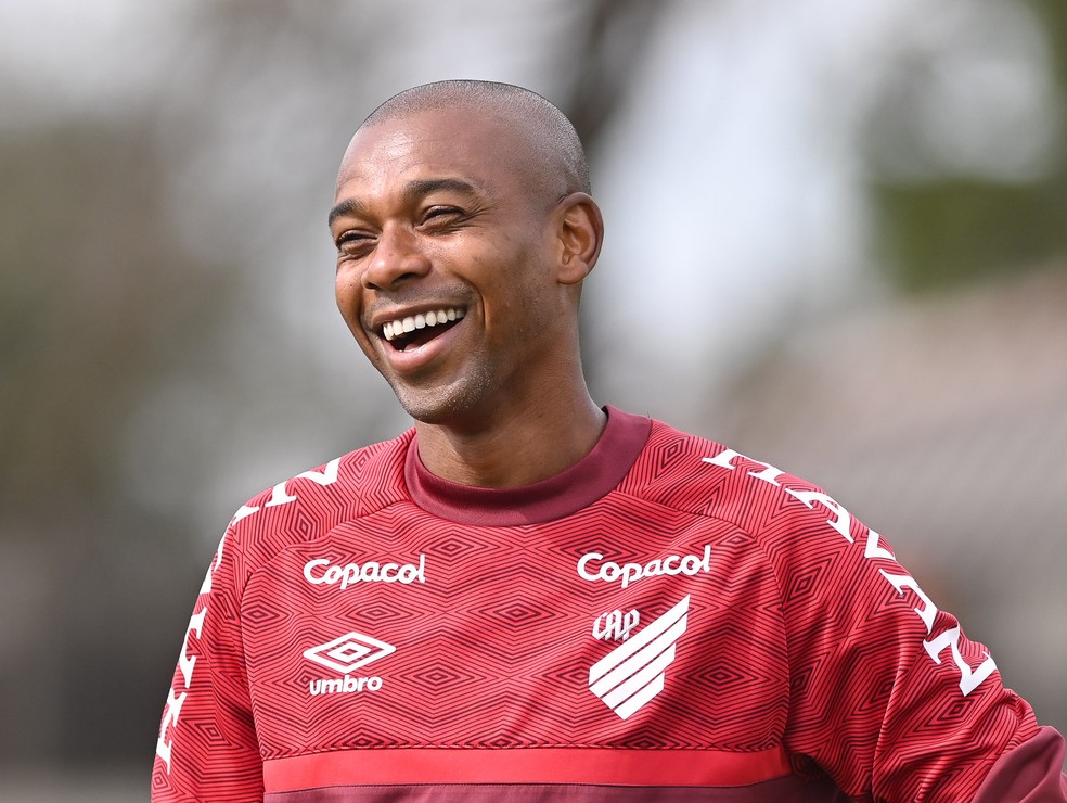 Fernandinho em treino do Athletico — Foto: José Tramontin/Athletico