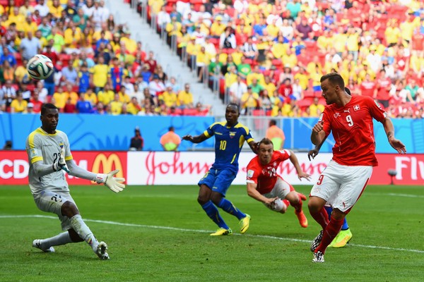 Domínguez, do Equador, levou um gol da Suíça no último lance do jogo que seu país perdeu para a Suíça por 2 a 1 (Foto: Getty images)