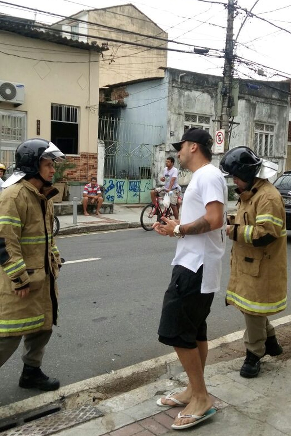 Victor Luis aparece em fotos conversando com bombeiros no local (Foto: Reprodução)
