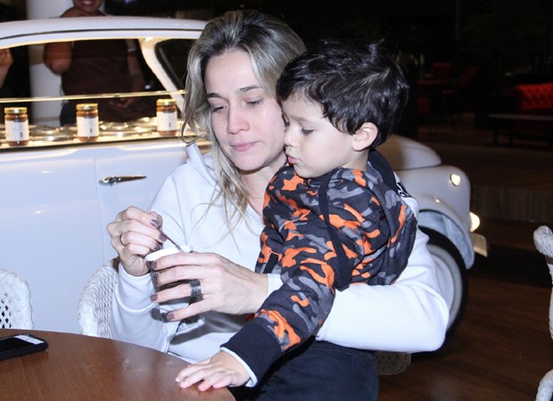 Fernanda Gentil e o filho, Gabriel (Foto: J. Humberto/AgNews)
