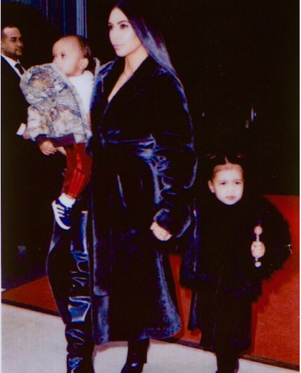 Kim kardashian com os dois filhos (Foto: Instagram)