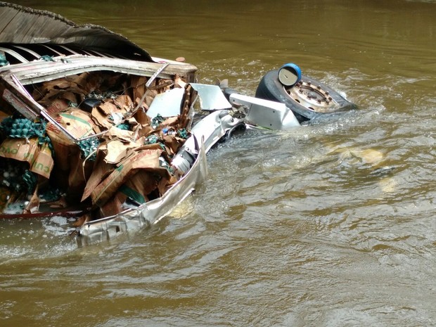 Carreta ficou submersa após cair no rio Sorocaba (Foto: Fernando Bellon/ TV TEM)