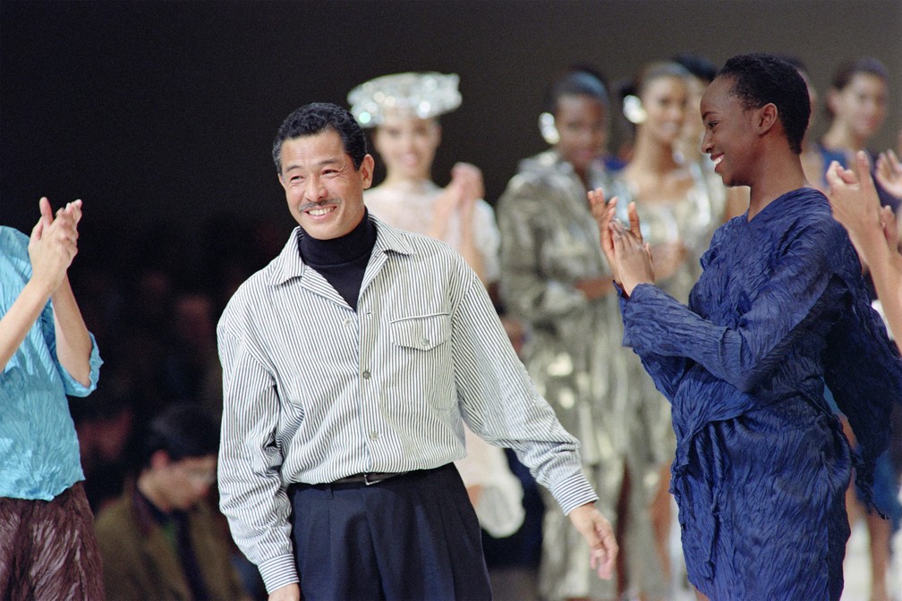 O estilista japonês Issey Miyake em imagem de outubro de 1991, em Paris — Foto: Pierre Guillaud/AFP/Arquivo