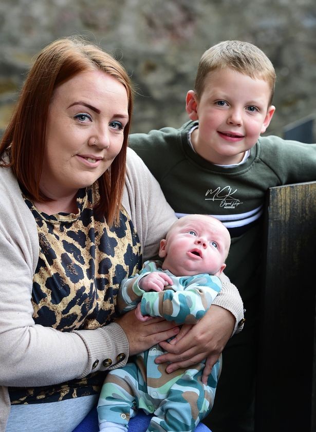 Stacey com os dois filhos (Foto: Reprodução/Daily Mail)