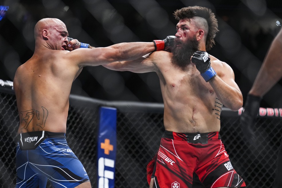 Bryan Barberena golpeia Robbie Lawler no UFC 276 — Foto: Getty Images