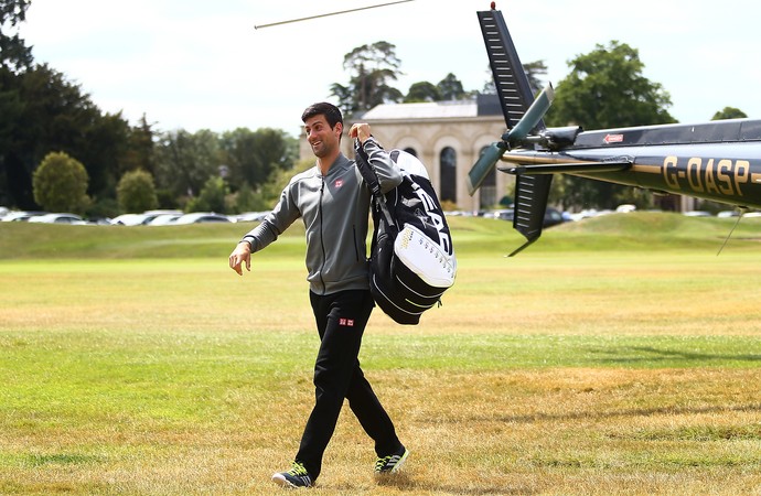 Djokovic chega de helicóptero em Boodles (Foto: Getty Images)