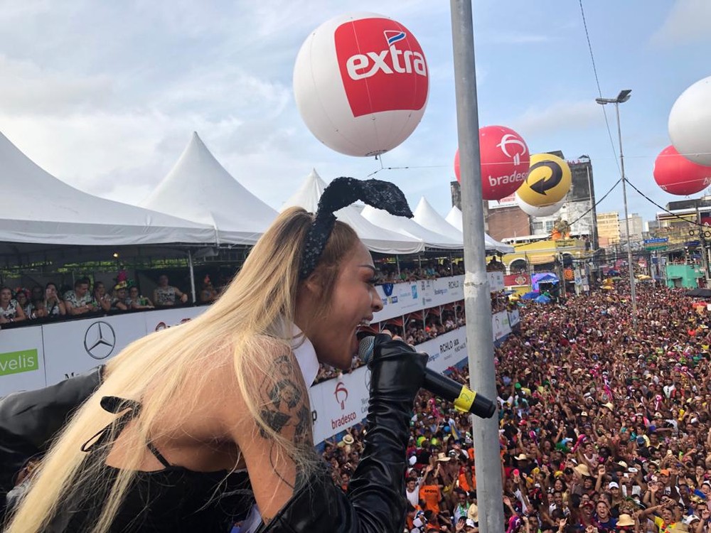 Pabllo Vittar no Galo da Madrugada, no Recife — Foto: Tatiana Notaro/G1