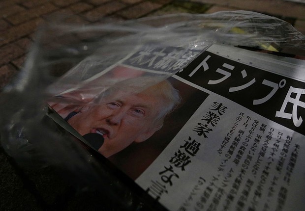 Jornal japonês estampa a vitória de Donald Trump (Foto: Yuya Shino/Getty Images)